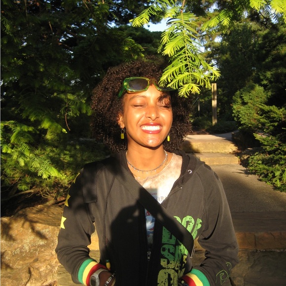 Meet your Posher, Mari - Picture 1 of 1